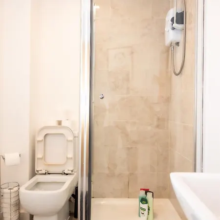 Corporate-friendly 2br In Leeds, Near Kirkstall Shopping Centre *