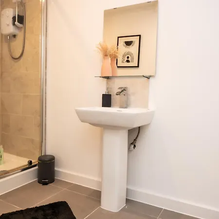 Corporate-friendly 2br In Leeds, Near Kirkstall Shopping Centre Апартаменти