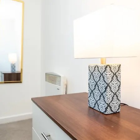 Corporate-friendly 2br In Leeds, Near Kirkstall Shopping Centre * Лідс