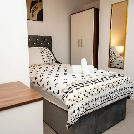 Apartment Corporate-friendly 2br In Leeds, Near Kirkstall Shopping Centre Leeds (West Yorkshire)