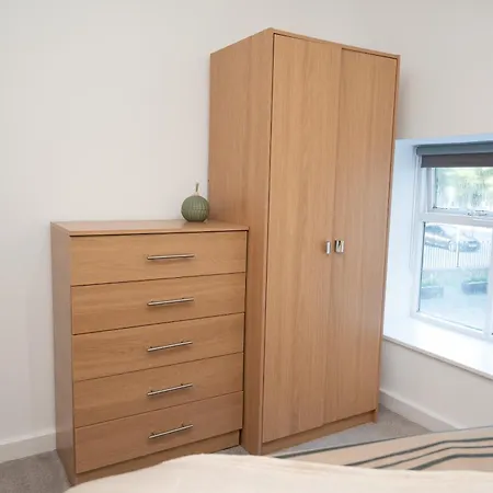 Corporate-friendly 2br In Leeds, Near Kirkstall Shopping Centre * Лідс