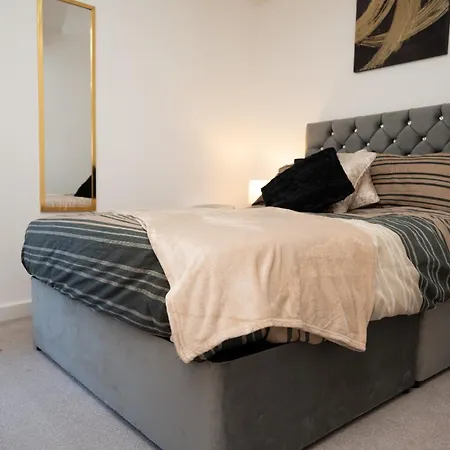 Corporate-friendly 2br In Leeds, Near Kirkstall Shopping Centre