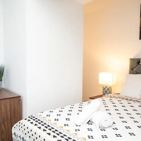 Corporate-friendly 2br In Leeds, Near Kirkstall Shopping Centre Λιντς