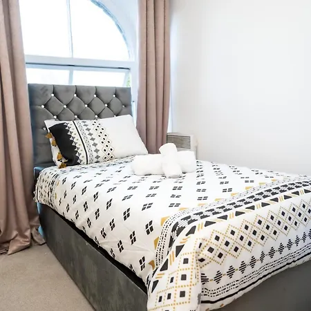 Apartment Corporate-friendly 2br In Leeds, Near Kirkstall Shopping Centre *