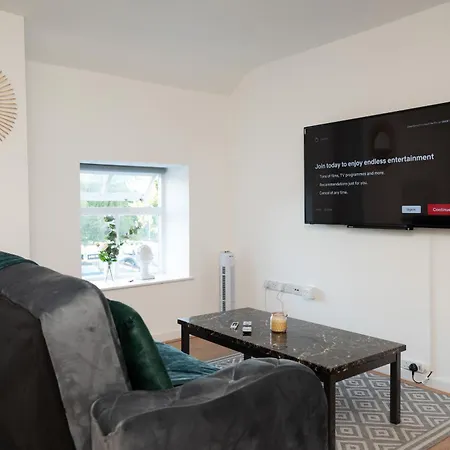 Corporate-friendly 2br In Leeds, Near Kirkstall Shopping Centre * Лідс