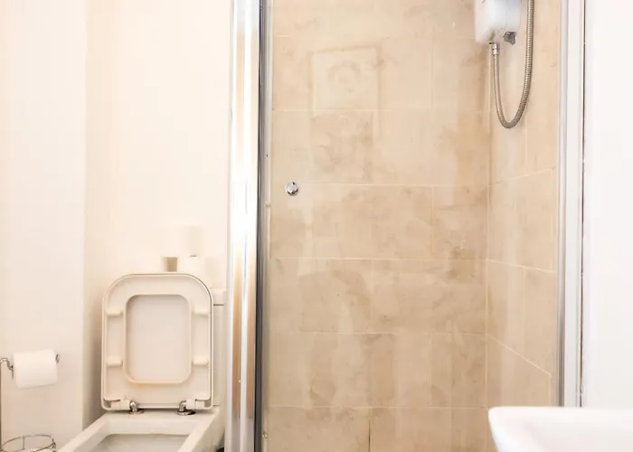 Corporate-friendly 2br In Leeds, Near Kirkstall Shopping Centre *