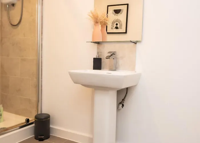 Corporate-friendly 2br In Leeds, Near Kirkstall Shopping Centre Apartment