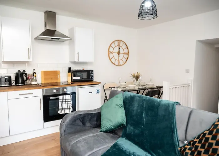 Corporate-friendly 2br In Leeds, Near Kirkstall Shopping Centre *