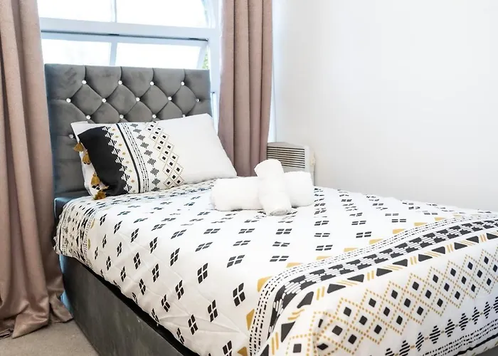 Apartment Corporate-friendly 2br In Leeds, Near Kirkstall Shopping Centre *