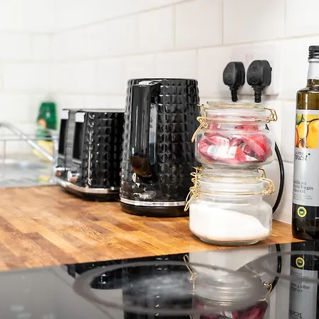 Corporate-friendly 2br In Leeds, Near Kirkstall Shopping Centre