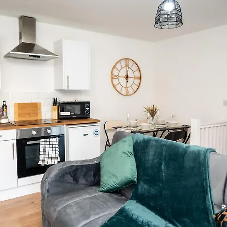 Corporate-friendly 2br In Leeds, Near Kirkstall Shopping Centre *