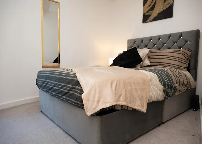 Corporate-friendly 2br In Leeds, Near Kirkstall Shopping Centre