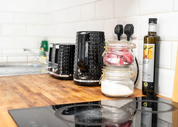 Corporate-friendly 2br In Leeds, Near Kirkstall Shopping Centre